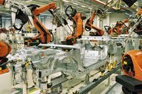 KUKA Roboter im Karosseriebau des BMW Werk Leipzig beim Zusammenbau der Bodengruppe für einen 3er BMW (hier BMW E90). Bild: Torsten.heise at de.wikipedia