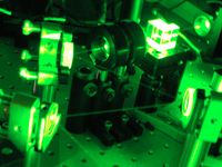 Foto des Präparationsaufbaus für den starken, grünen Pumplaser, der die Nichtlinearität der "kohärenten Photonen-Konversation" verstärkt. Bild: IQOQI Wien