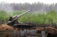 Eine selbst fahrende russische Malka-Artillerielafette beim versteckten Einsatz in den Wäldern (Symbolbild) Bild: RT