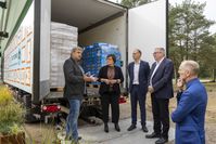 Im Gespräch (von links nach rechts): Michael Bügener, Geschäftsführer Fläminger Entenspezialitäten, Petra Grimm-Benne, Ministerin für Arbeit, Soziales, Gesundheit und Gleichstellung des Landes Sachsen-Anhalt, 
Oliver Kölsch, Geschäftsführer der Bundesvereinigung der Deutschen Ernährungsindustrie, Andreas Steppuhn, Vorsitzender der Tafel Landesverbands Sachsen-Anhalt und Andreas Dittmann, Bürgermeister von Zerbst.

DEU, Deutschland, Zerbst/Anhalt, Fläminger Entenspezialitäten GmbH, 27.09.2021: Spendenaktion für die Tafel (Spendenübergabe eines LKW-Kühlauflegers an die Zerbster Tafel).

[Foto: Dietmar Gust für die Bundesvereinigung der Deutschen Ernährungsindustrie e. V.; Mobil: +49 (0)172 3016574; www.gustfoto.com, e-mail: info@gustfoto.com] / Weiterer Text über ots und www.presseportal.de/nr/18130 / Die Verwendung dieses Bildes ist für redaktionelle Zwecke unter Beachtung ggf. genannter Nutzungsbedingungen honorarfrei. Veröffentlichung bitte mit Bildrechte-Hinweis. Bildrechte: BVE / Dietmar Gust Fotograf: Dietmar Gust