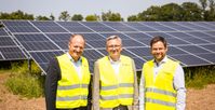 LichtBlick COO Dr. Enno Wolf mit Thomas Michels, COO bei BENTELER Steel/Tube und Bernhard Baumann, Geschäftsführer von SolarBlick (v. l. n. r.).  (2025) Bild: Lichtblick SE Fotograf: LichtBlick SE