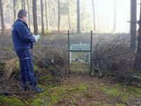 Polizist an einer nicht ordnungemäßen Falle für Füchse im Kreis Siegen-Wittgenstein. Bild: Komitee gegen den Vogelmord