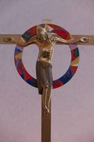 Figuraler gekreuzigter Jesus, Vortragekreuz von Bernward Schmid OSB in der Filialkirche Aigen im Ennstal, Österreich