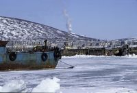 Der zugefrorene Hafen von Magadan, ehemals verbotene Stadt (Gulag) in Sibirien, heute die sogenannte "Goldmetropole" Russlands. Foto: ZDF und Cornelia Laqua