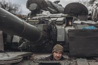 Archivbild: Ein ukrainischer Soldat fährt einen Panzer an der Frontlinie im Donbass, 18. Januar 2023 Bild: Diego Herrera Carcedo/Anadolu Agency / Gettyimages.ru