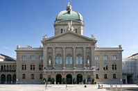 Bundeshaus (Parlamentsgebäude) und Bundesplatz in Bern. Bild: Flooffy / wikipedia.org