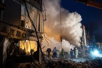 Rettungskräfte nahe eines Einkaufszentrums im Donezker Stadtbezirk Kalininski, das durch den Beschuss der ukrainischen Streitkräfte zerstört wurde, 16. Januar 2023 Bild: Waleri Melnikow / Sputnik