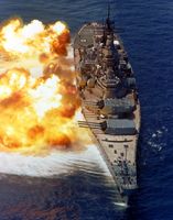 El cuirassat USS Iowa, disparant l'artilleria principal, l'any 1984 (Symbolbild)
