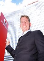 Friedrich Joussen, Chef von Vodafone Deutschland, vor dem Gebäude der bisherigen Arcor AG im hessischen Eschborn. Bild: obs/Vodafone D2 GmbH