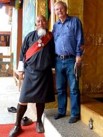 Fürst Kado, der Verbindungsmann des ZDF-Teams und Wolfgang Herles beim Verlassen des Klosters im Dzong von Thimphu. Bild: ZDF und Thomas Rebholz