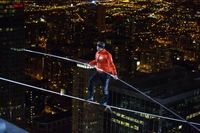 Nik Wallenda hat in der Nacht von Sonntag auf Montag den widrigen Bedingungen in Chicago standgehalten, und sich erfolgreich zwei weitere Einträge in das Guiness-Buch der Rekorde gesichert. Bild: "obs/DMAX/Jean-Marc Giboux for Discovery Communications"