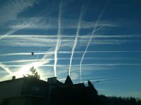 Persistente Kondensstreifen, sogenannte Chemtrails über Gedern in Hessen am 16.12.2013