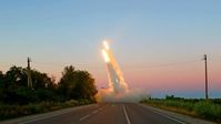 Am Montag hat der ukrainische Generalstab Fotos und ein Video veröffentlicht, auf denen zu sehen ist, wie die ukrainischen Truppen moderne M142 High Mobility Artillery Rocket Systems (HIMARS) einsetzen, um russische Ziele in der Oblast Saporoschje im Süden des Landes anzugreifen, 4. Juli 2022 Bild: Armed Forces of Ukraine / RT