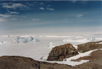 Eis und Felsaufschluss in der Antarktis
