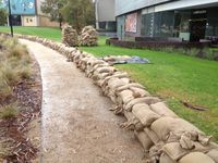 Aus Sandsäcken gebauter Wall zum Hochwasserschutz (Symbolbild)