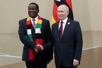 Wladimir Putin (rechts) und Simbabwes Präsident Emmerson Mnangagwa am 27. Juli 2023. Bild: Wjatscheslaw Prokofjew / Sputnik