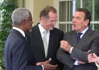 Kofi Annan, Bert Rürup und Gerhard Schröder (v.l.n.r.) diskutieren am Rande eines Finanzkongresses am 05.07.2008 in Hannover über die internationale Krise an den Finanzmärkten auf Einladung von AWD-Chef Carsten Maschmeyer. Bild: "obs/AWD Holding AG"