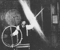 Nikola Tesla während einer Vorführung in seinem Labor.