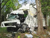 Bei Breitenhees am 13.05.20 verunfallter Lkw Bild: Polizei