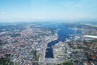 Luftbild über Kiel und die Kieler Förde. Links das Westufer, rechts das Ostufer, im Hintergrund die Kieler Bucht. Blick in Richtung Norden. Aufnahme 2009, Archivbild