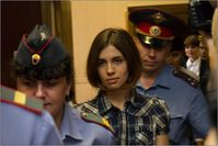 Nadeschda Tolokonnikowa von Pussy Riot im Gericht in Moskau, Juni 2012