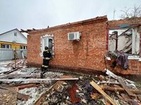 Ein durch ukrainischen Beschuss zerstörtes Wohnhaus in der Stadt Schebekino des Gebiets Belgorod, Aufnahme vom 17. November 2022. Bild: Pressedienst des Gouverneurs des Gebiets Belgorod / Sputnik