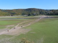 Im Hintergrund sieht man das neuerbaute Asel