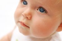 Auch Sehen will gelernt sein: Beim Menschen bilden sich in den ersten sechs Monaten nach der Geburt wichtige Verschaltungen im Gehirn, um Seheindrücke zu verarbeiten. Bild: iStockphoto