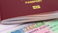 Ein Pass und ein Schengen-Visum (Symbolbild) Bild: barisonal / Gettyimages.ru