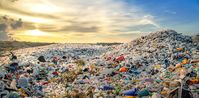 Wenn Plastikmüll wie hier auf den Malediven auf einer Müllkippe deponiert wird, ist es schon gut gelaufen. Dann landen die Kunststoffe wenigstens nicht in den Ozeanen. Quelle: © Mohamed Abdularaheem / Shutterstock (idw)