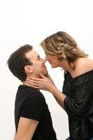 Paar: Vor dem Kuss wird recherchiert. Bild: pixelio.de/Alexandra H.