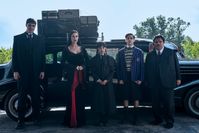 Joonas Suotamo als Lurch, Catherine Zeta-Jones als Morticia Addams, Jenna Ortega als Wednesday, Isaac Ordonez als Pugsley Addams, Thing, Luis Guzman als Gomez Addams. Bild: HELEN SLOAN/NETFLIX Fotograf: Irland Information Tourism Ireland