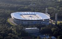 Die Commerzbank-Arena mit verschlossenem Dach.