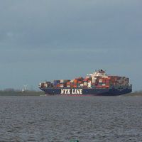 Containerfrachter auf der Elbe. Bild: Hans-Ulrich Roesner / WWF