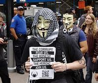 A protester wearing a Guy Fawkes mask and keffiyeh, holding an Anonymous flier, September 17, 2011 Bild: david_shankbone / en.wikipedia.org