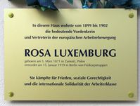 Rosa-Luxemburg Gedenktafel am Haus Wielandstraße 23 in Berlin-Schöneberg