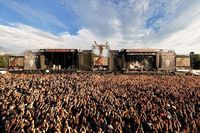 Die Hände zum Himmel, die Füße am Boden - und der leidet: am Beispiel des Wacken Open Air soll jetzt ein neues Boden- und Vegetationskonzept entwickelt werden, um Grünflächen künftig besser schützen zu können. Bild: ICS Festival Service