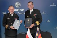 Konteradmiral Miroslaw Mordel, Inspekteur der Kriegsmarine der Republik Polen (links), und Vizeadmiral Andreas Krause, Inspekteur der Deutschen Marine (rechts)