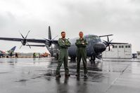 Deutscher und französischer Pilot des Transportflugzeug C130J aus Évreux im Rahmen der ILA 2022 auf dem Gelände des BER, am 20.06.2022. Bildrechte: Bundeswehr / Francis Hildemann