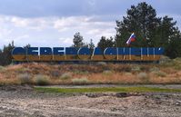 Symbolbild: Stele an der Einfahrt nach Sewerodonezk mit dem Namen der Stadt. Bild: Wiktor Antonjuk / Sputnik