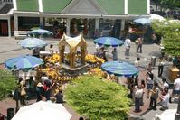 Blick auf den Erawan-Schrein vom Zugang zum Skytrain