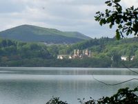 Laacher See mit Benediktinerabtei Maria Laach, Hochstein und Hochsimmer im Hintergrund