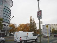 Beschilderung zur Umweltzone in Berlin, die nur noch Fahrzeuge mit grüner Plakette erlaubt – Aufnahme von Oktober 2010