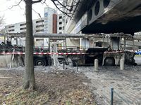 Ein ausgebrannter Reisebus am Neujahrstag in der High-Deck-Siedlung, einem der Schwerpunkte der Krawalle in Berlin