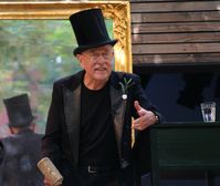 Claus Peymann während einer Versteigerung im Hof des Berliner Ensembles im Juni 2011