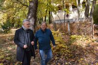 Florian S. (l.) erzählt Dietrich Grönemeyer beim gemeinsamen Spaziergang, wie sich seine Wertvorstellungen mit den Schulden verändert haben. Bild: "obs/ZDF/Christian Schnelting"