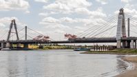 Baufortschritt der Rheinbrücke Leverkusen am 16. Juli 2023 (Sicht von der Kölner Rheinseite) mit den beiden Pylonen und auskragenden Fahrbahnplatten mit noch deutlicher Lücke