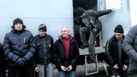 Der letzte Gefangenenaustausch fand am 27. Dezember 2017 statt. Auf dem Bild: Die "inhaftierten Personen" verlassen den Gefangenen-Transporter der Donezker Streitkräfte in der Nähe von Gorlowka. Sie freuen sich auf das Treffen mit ihren Angehörigen und Feiertage mit ihnen.