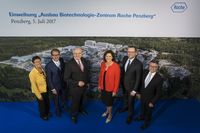 Vorhang auf für das ausgebaute Biotechnologie-Zentrum von Roche in Penzberg. V.l.n.r.: Dr. Ursula Redeker, Alexander Dobrindt, Dr. Christoph Franz, Ilse Aigner, Jens Spahn, Prof. Hagen Pfundner Bild: "obs/Roche Diagnostics GmbH"