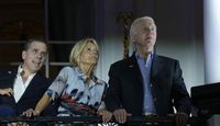 US-Präsident Joe Biden, seine Frau Jill und Sohn Hunter schauen sich am 4. Juli 2023 eine Feuerwerksshow vor dem Weißen Haus an.
